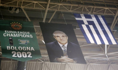 Το σύνθημα για τον Παύλο Γιαννακόπουλο στον αγώνα με την Γκραν Κανάρια (video)