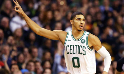 Κανένα έλεος: O Tatum έβαλε τον Paul George μέσα στο στεφάνι!