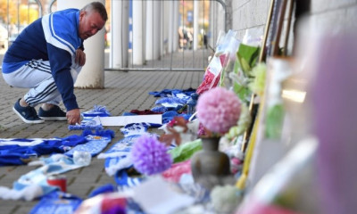 Λέστερ: Πλήθος κόσμου στο γήπεδο για να αφήσει ένα λουλούδι (photo)