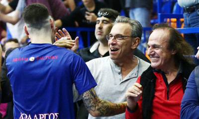 Ο ροκ ύμνος του Χολαργού από τον Βασίλη Παπακωνσταντίνου (video)