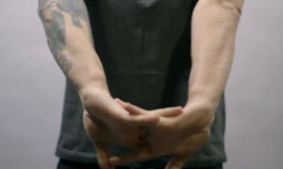 Κάνεις «κρακ» τα δάχτυλα; Τότε ΠΡΕΠΕΙ να δεις αυτό το βίντεο!