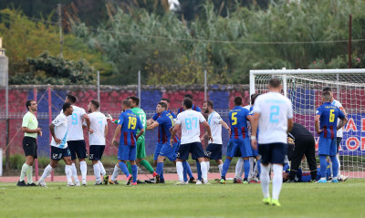 Απίστευτο συμβάν σε ελληνικό γήπεδο: Φυσιοθεραπευτής κόβει επίθεση... αντιπάλου (video)