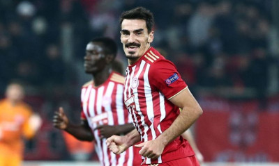 Ολυμπιακός-Ντουντελάνζ: «Τρέλα» Λάζαρου με το ψαλίδι και αγκαλιά με Καραπαπά (photos)