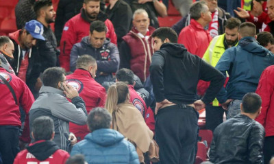 Οπαδός του Ολυμπιακού έχασε τις αισθήσεις του, αγωνία για την κατάστασή του (photos)