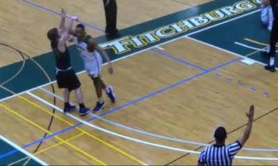 Πόση σαπίλα: Δολοφονικό χτύπημα σε κολεγιακό μπάσκετ! (vid)