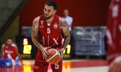 «Από μηχανής»Τζέιμς για την Αρμάνι