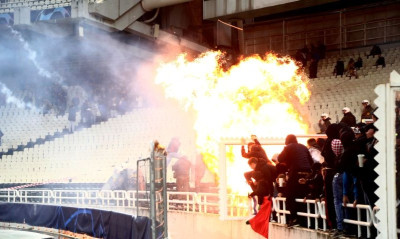 ΑΕΚ – Άγιαξ: Η στιγμή που «σκάει» η μολότοφ και το άγριο ξύλο (video)