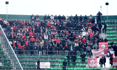 Άγριο ξύλο των Ισπανών αστυνομικών σε οπαδούς του Ολυμπιακού! (video+photos)