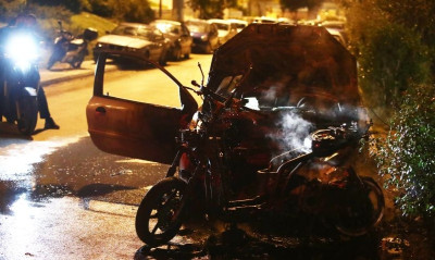 Χάος στο ΣΕΦ με δακρυγόνα και καμένα οχήματα! (photos)