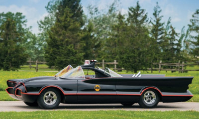 To Batmobile του 1966 ψάχνει τον Μπάτμαν της διπλανής πόρτας
