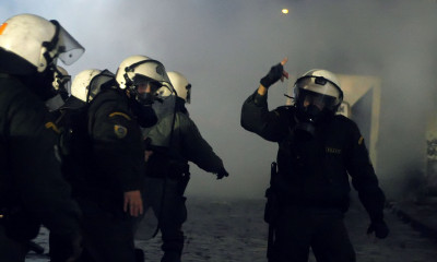 Άγρια επεισόδια με τραυματίες αστυνομικούς στη Νέα Σμύρνη