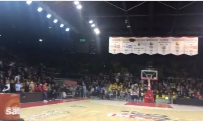 Συγκλονιστικές στιγμές: Οι φίλοι της Στρασμπούρ τραγουδούν για τα θύματα της επίθεσης (video)