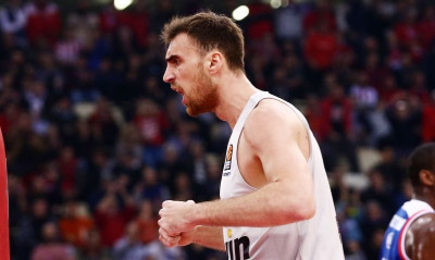 Ολυμπιακός – Εφές: Κάρφωσε εντυπωσιακά ο Μιλουτίνοφ (video)