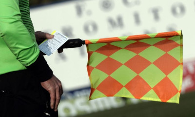 Επικός βοηθός διαιτητή… έσκασε «τύφλα» στο ματς και σωριάστηκε! (video)