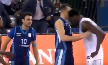 Τουρκία: «Τρελάθηκε» ο Μάικλ Έρικ, σώριασε δύο αντιπάλους του! (video)