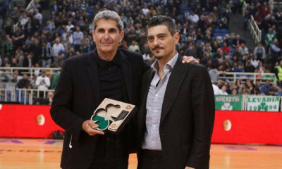 Η συγκινητική βράβευση του Τάκη Κορωναίου από τον Δημήτρη Γιαννακόπουλο (video+photos)