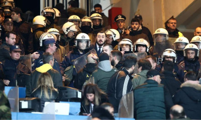 ΑΕΚ-ΠΑΟΚ: Ένταση και μπουκάλια στο μπουθ που ήταν ο Γιώργος Σαββίδης! (photos)