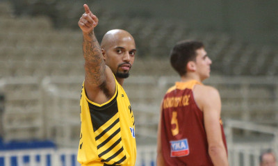 ΑΕΚ: Όλοι στο πλευρό του Θίοντορ μετά τη ρατσιστική επίθεση! (photos)