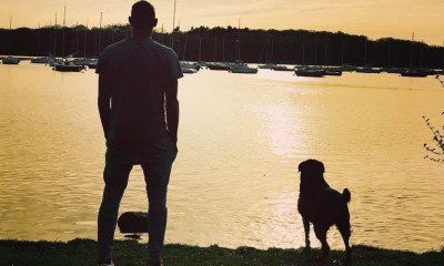 «Ραγίζει καρδιές» η φωτογραφία με το σκυλί που περιμένει τον Σάλα