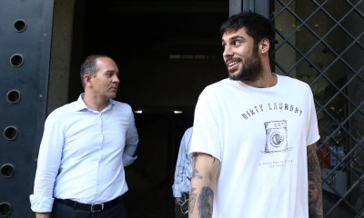 Οι ξυπόλητοι παλεύουν και οι πριμαντόνες κοιτάνε