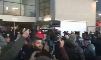 ΠΑΟΚ-Ολυμπιακός: Με αποδοκιμασίες και Μαρινάκη η «ερυθρόλευκη» αποστολή στην Τούμπα (video)