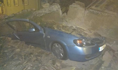 Συναγερμός στο Γκάζι: Κατέρρευσε σπίτι - Καταπλακώθηκαν αυτοκίνητα (pics)