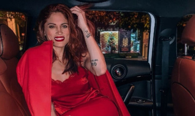 Η Μαίρη Συνατσάκη ποζάρει με εσώρουχα και μας... στέλνει αδιάβαστους!