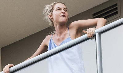 Ινφλουένσερ πετάει καρέκλα από το μπαλκόνι σε διερχόμενα αυτοκίνητα