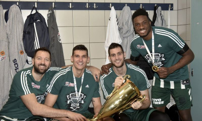 Παναθηναϊκός: Οι πανηγυρισμοί των Κυπελλούχων στα αποδυτήρια (photos)