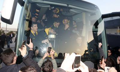 Έτσι υποδέχθηκαν την... Παγκόσμια ΑΕΚ οι οπαδοί της (video)