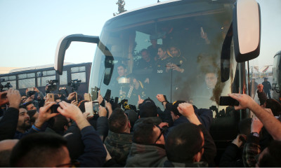 Αποθέωση του κόσμου της ΑΕΚ σε Μάκη Αγγελόπουλο: «Είναι τρελός ο πρόεδρος»