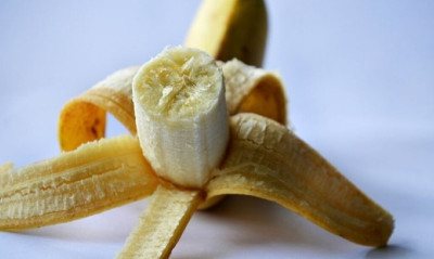 Το ήξερες πως τόσο καιρό ξεφλουδίζεις λάθος την μπανάνα;