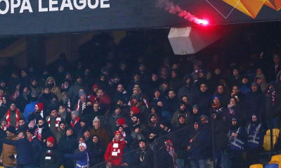 Ντιναμό Κιέβου-Ολυμπιακός: Πέταξαν φωτοβολίδα στην «ερυθρόλευκη» εξέδρα (photos)