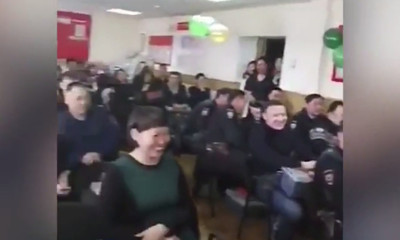 Ρωσίδα αξιωματικός της αστυνομίας οργάνωσε σέξι χορό για την «Ημέρα του Άνδρα» (video)