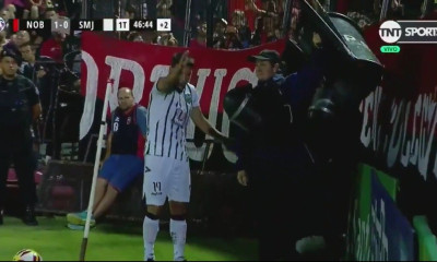 Αστυνομικός εμποδίζει ποδοσφαιριστή να εκτελέσει κόρνερ