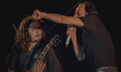 «Πέφτω στο χώμα»: Ο Βασίλης Παπακωνσταντίνου συμμετέχει στο νέο τραγούδι του Τάσου Σκούρα