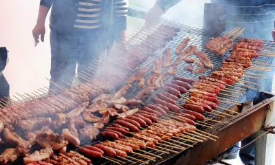 Οι νόμοι της Τσικνοπέμπτης που κάθε παρέα οφείλει να σέβεται