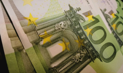 Ζυγίζει 160 κιλά και την πληρώνουν να τρώει με τα εσώρουχα (photos)