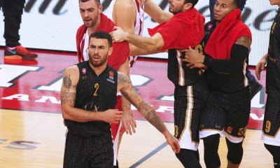 Ενοχλημένος ο Τζέιμς: «Ρατσιστική η φωτογραφία του Ολυμπιακού με τους «Κινέζους» διαιτητές» (photos)