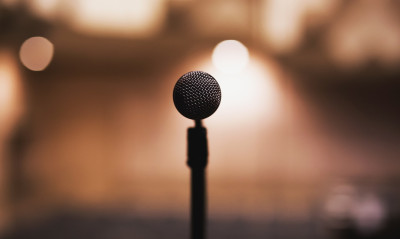 Τραγουδίστρια δέχθηκε άγρια επίθεση τη στιγμή που έκανε live video στο Instagram (video)