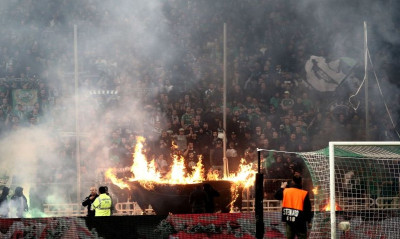 Παναθηναϊκός – Ολυμπιακός: Σκηνές χάους έξω από το ΟΑΚΑ και διακοπή! (photos)