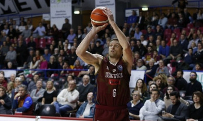 O Mπράμος «ξέρανε» την Αρμάνι (video+photos)