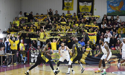 Το τρομερό πανό κι η βράβευση του Παντελή Μπούμπουρα από τους φίλους της ΑΕΚ (photos)