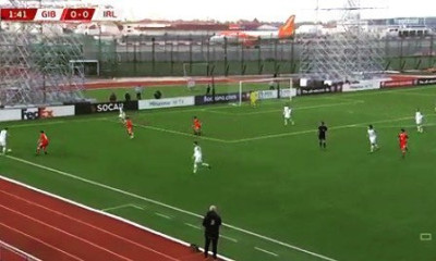 Απογείωση αεροπλάνου δίπλα σε γήπεδο την ώρα του αγώνα (video)