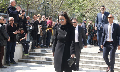 Έφτασε στη Μητρόπολη η κόρη του Θανάση Γιαννακόπουλου, Κατερίνα (videos)