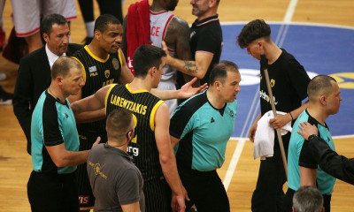 ΑΕΚ-Μπάμπεργκ: Τα έκαναν... μαντάρα οι διαιτητές, ξέσπασε ο κόσμος! (photos)