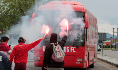 Oλυμπιακός: Η «ερυθρόλευκη» άφιξη στο Αγρίνιο (video)