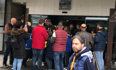 AEK: Αποθέωση της αποστολής κατά την αναχώρηση (photos)