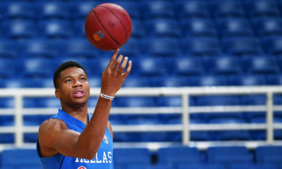 Γιάννης Αντετοκούνμπο: Ξεκαθαρίζει αν θα παίξει στο Παγκόσμιο Κύπελλο με την Ελλάδα