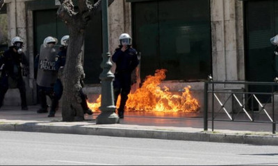 Νέα επεισόδια στα Εξάρχεια: «Βροχή» μολότοφ σε αστυνομικούς στην Τοσίτσα